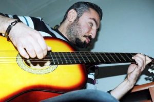 G&ouml;zlerini kaybedince yaşama daha sıkı sarıldı