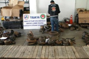 TIR'dan 5 ton oto-yedek par&ccedil;ası &ccedil;ıktı!