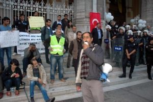 PTT kokteylinde, iş&ccedil;i eylemi...