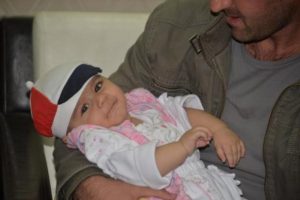 Ka&ccedil;ırılan Yunus Bebek s&uuml;nnet oldu, kirveliğini polis yaptı
