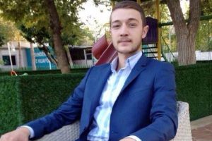 Arkadaşını &ouml;ld&uuml;rd&uuml;, kıyafetlerini yakarken yakalandı