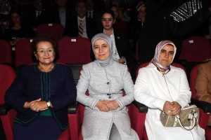 Sare Davutoğlu: "Bu millet, b&uuml;t&uuml;n &ccedil;ocuklarını anne şefkatiyle bağrına basmaya..."