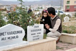 Azra bebekten babasının kabrine ziyaret