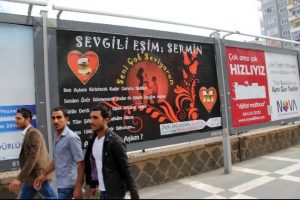 Dev ilanla eşinden &ouml;z&uuml;r diledi