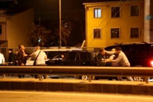 Alkoll&uuml; s&uuml;r&uuml;c&uuml;ler birbirine girdi trafik kilitlendi