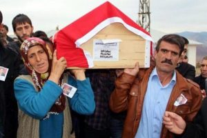 Anne, oğlunun tabutunu taşıdı