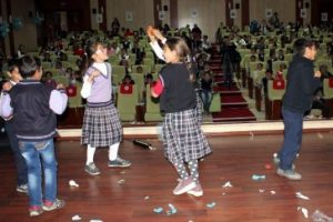 Protokol&uuml; beklerken sıkılan &ccedil;ocuklar dans etti