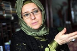 Fatma Barbarosoğlu, 'baş&ouml;rtme t&ouml;renleri'ni eleştirdi