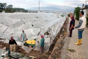 Şiddetli yağmur ve fırtına Kumluca'yı vurdu