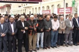 Gulam Azam i&ccedil;in gıyabi cenaze namazı