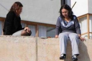 İntihar girişimini &ccedil;ay i&ccedil;erek izlediler