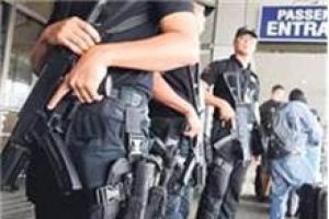 Polise uzun namlulu silahlarla ateş a&ccedil;ıldı