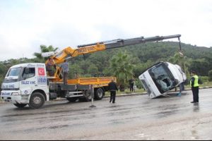 İki tur otob&uuml;s&uuml; aynı yolda devrildi