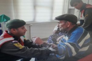 Jandarmadan Uludağ'da yaşlı &ccedil;ifte yardım eli