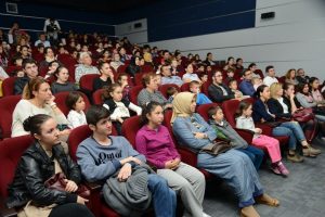 İşitme engellilerin tiyatro keyfi