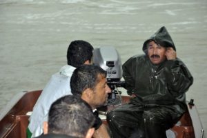 Balık&ccedil;ılar ırmağa d&uuml;şt&uuml;