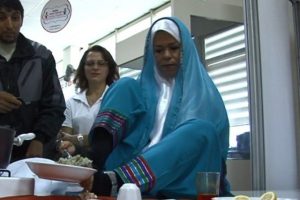Ayaklarıyla yemek yaptı, altın tencereyi kaptı