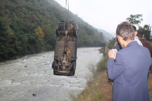 Otomobil dereye u&ccedil;tu: 5 yaralı