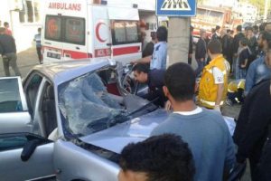 Otomobil yol kenarındaki motosiklete &ccedil;arptı!