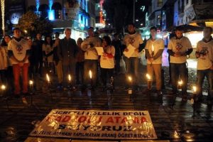 Ataması yapılmayan &ouml;ğretmenlerden meşaleli y&uuml;r&uuml;y&uuml;ş