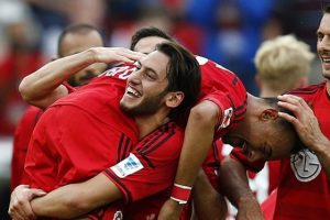 Leverkusen'i Hakan &Ccedil;alhanoğlu sırtladı!