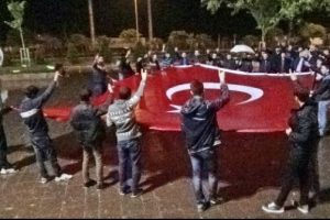 &Uuml;lk&uuml;c&uuml;ler yağmur altında dua etti