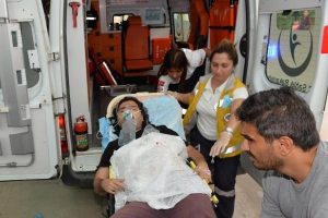 Kimlik soran polise kebap şişeyle saldırı