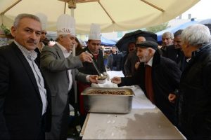 Bozbey aşure dağıttı