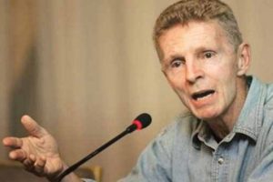 Billy Hayes T&uuml;rk bayrağını g&ouml;ndere &ccedil;ekecek