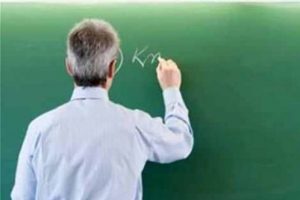 &Ouml;ğrencilerinin &ouml;n&uuml;nde bileklerini kesti
