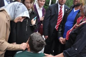 2 ayağı kesilen Battal'a Sare Davutoğlu yardım eli uzattı
