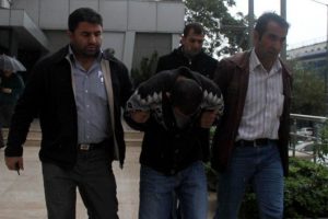 Kar maskeli soyguncuyu parmak izi ele verdi