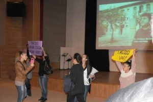 'S&uuml;veydiyenin &Ccedil;i&ccedil;ekleri' galasında protesto!