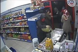 Hara&ccedil; alamadıkları marketi kundakladılar!