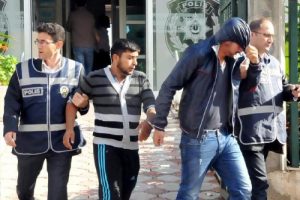 Kardeşini rahatsız edeni kalbinden bı&ccedil;aklayıp &ouml;ld&uuml;rd&uuml;!