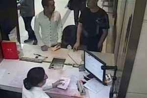 Hırsızıyla bankada karşılaştı