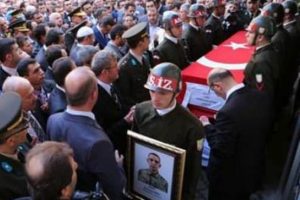 Şehit cenazesinde duygu dolu anlar