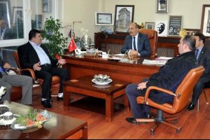 Başkan T&uuml;rkyılmaz, ka&ccedil;ak eklentileri yıkılan esnafı dinledi