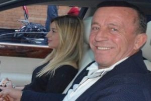 Ali Ağaoğlu sevgilisiyle Bebek'te tur attı...
