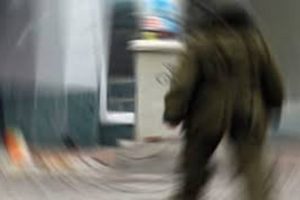 Cami girişinde ş&uuml;pheli &ccedil;anta paniği