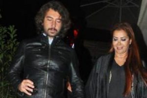 Gazetecileri fark edince eşine koştu...
