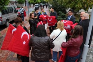 Karab&uuml;k'te CHP 10 bin T&uuml;rk Bayrağı dağıttı