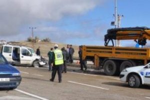 &Ouml;ğrencileri taşıyan ara&ccedil; vince &ccedil;arptı!