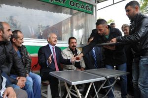Vatandaşlarla &ccedil;ay i&ccedil;ip sohbet etti