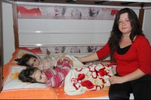 Annelerinin g&ouml;zleri &ouml;n&uuml;nde eriyorlar