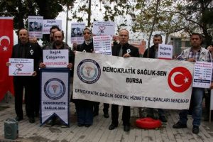 Sağlık &ccedil;alışanlarından siyah &ouml;nl&uuml;kl&uuml; eylem