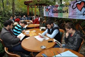 &Ccedil;ay bah&ccedil;esinde kitap okudular