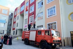 Okulda unutulan Ayfer'i itfaiye kurtardı