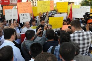 G&ouml;zaltına alınan polislere destek