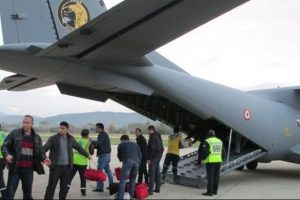İş&ccedil;ileri kurtarmak i&ccedil;in gidiyorlar